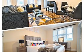 Heathrow Rare Find 2 Bedroom Plus 2 Bathroom Flat - Sleeps 6- Free Parking- Close To Heathrow Terminals-Quiet Development