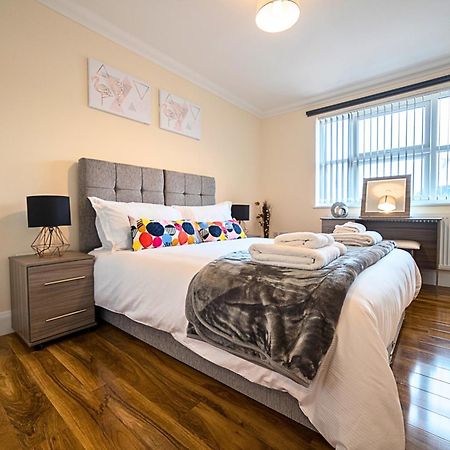Heathrow Rare Find 2 Bedroom Plus 2 Bathroom Flat - Sleeps 6- Free Parking- Close To Heathrow Terminals-Quiet Development Stanwell Exterior photo