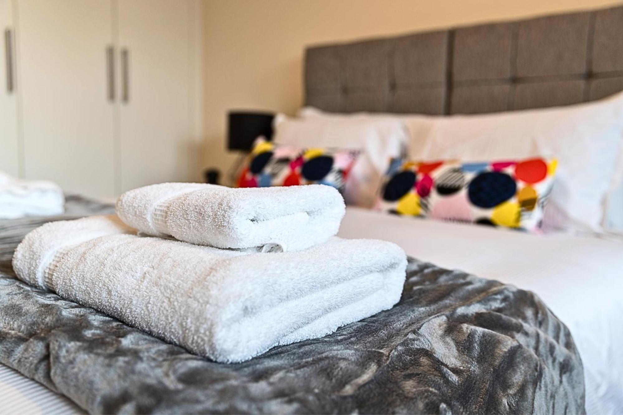Heathrow Rare Find 2 Bedroom Plus 2 Bathroom Flat - Sleeps 6- Free Parking- Close To Heathrow Terminals-Quiet Development Stanwell Exterior photo