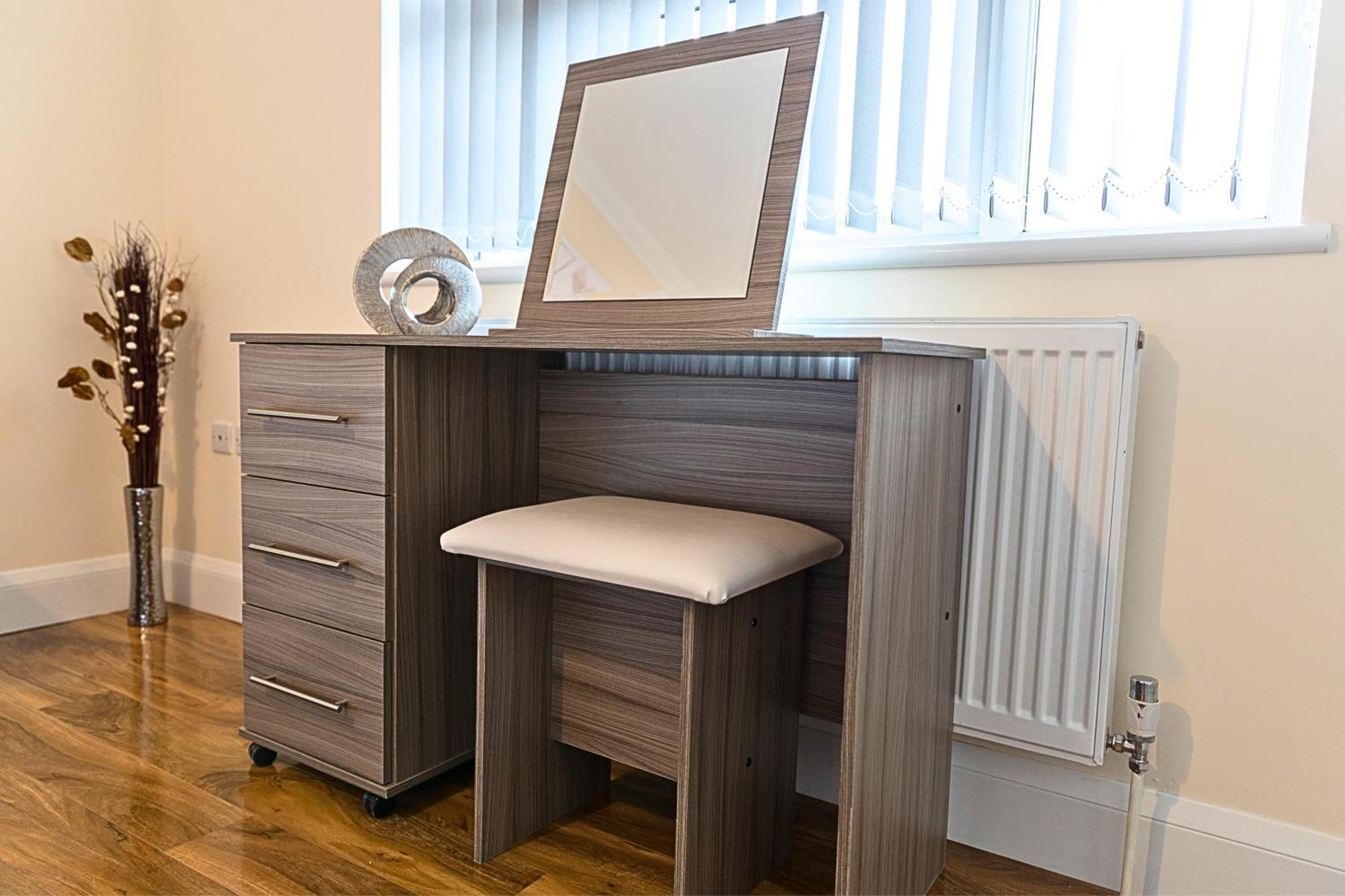 Heathrow Rare Find 2 Bedroom Plus 2 Bathroom Flat - Sleeps 6- Free Parking- Close To Heathrow Terminals-Quiet Development Stanwell Exterior photo