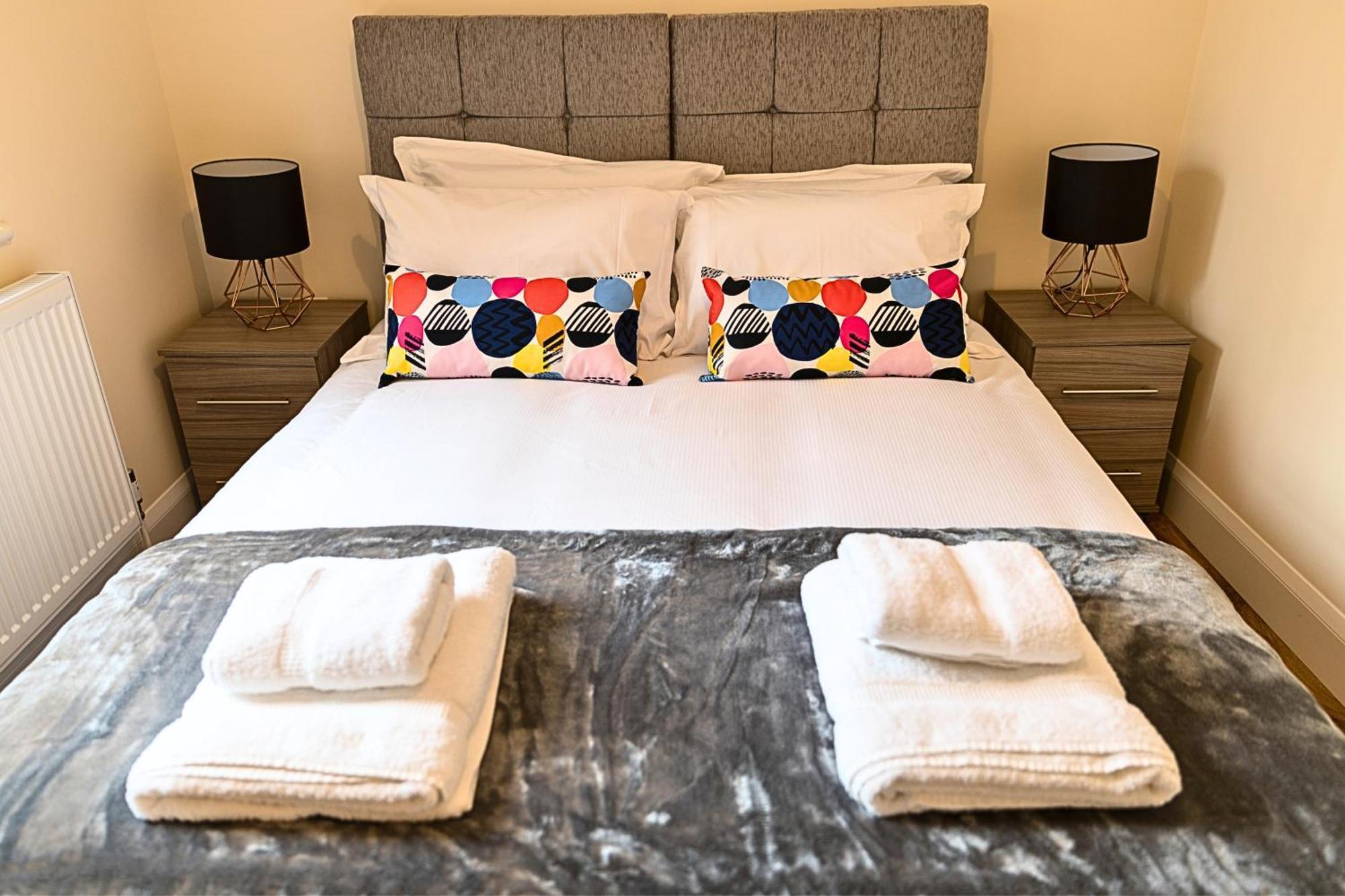Heathrow Rare Find 2 Bedroom Plus 2 Bathroom Flat - Sleeps 6- Free Parking- Close To Heathrow Terminals-Quiet Development Stanwell Exterior photo