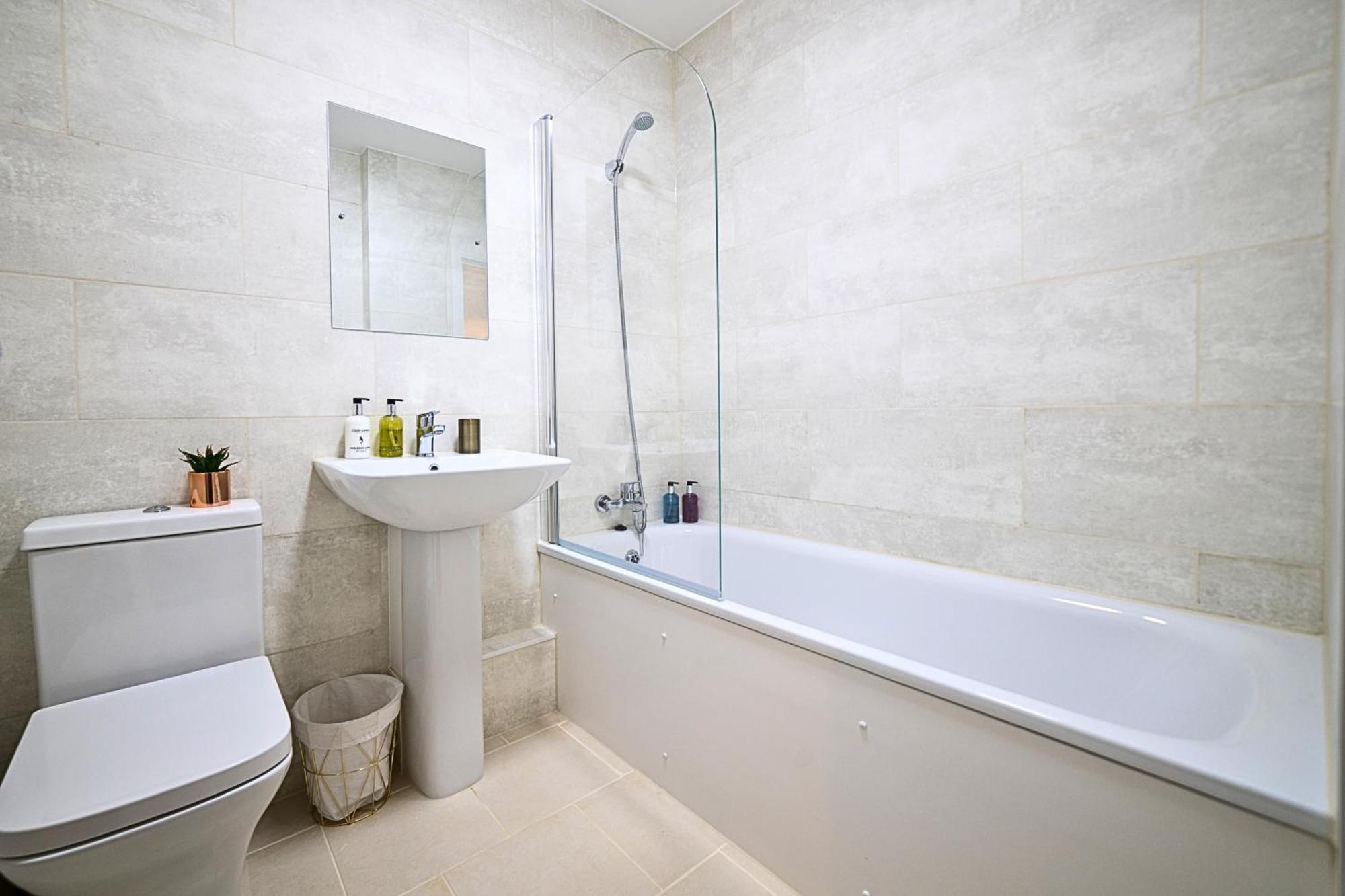 Heathrow Rare Find 2 Bedroom Plus 2 Bathroom Flat - Sleeps 6- Free Parking- Close To Heathrow Terminals-Quiet Development Stanwell Exterior photo