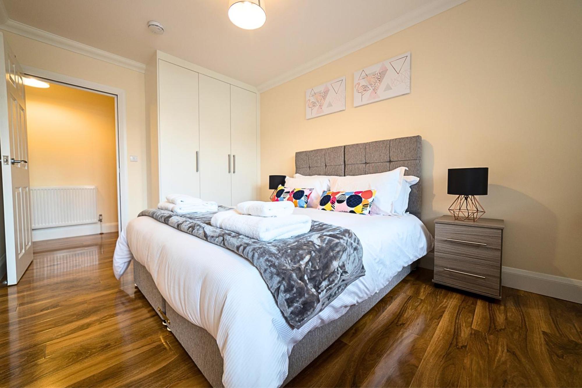 Heathrow Rare Find 2 Bedroom Plus 2 Bathroom Flat - Sleeps 6- Free Parking- Close To Heathrow Terminals-Quiet Development Stanwell Exterior photo