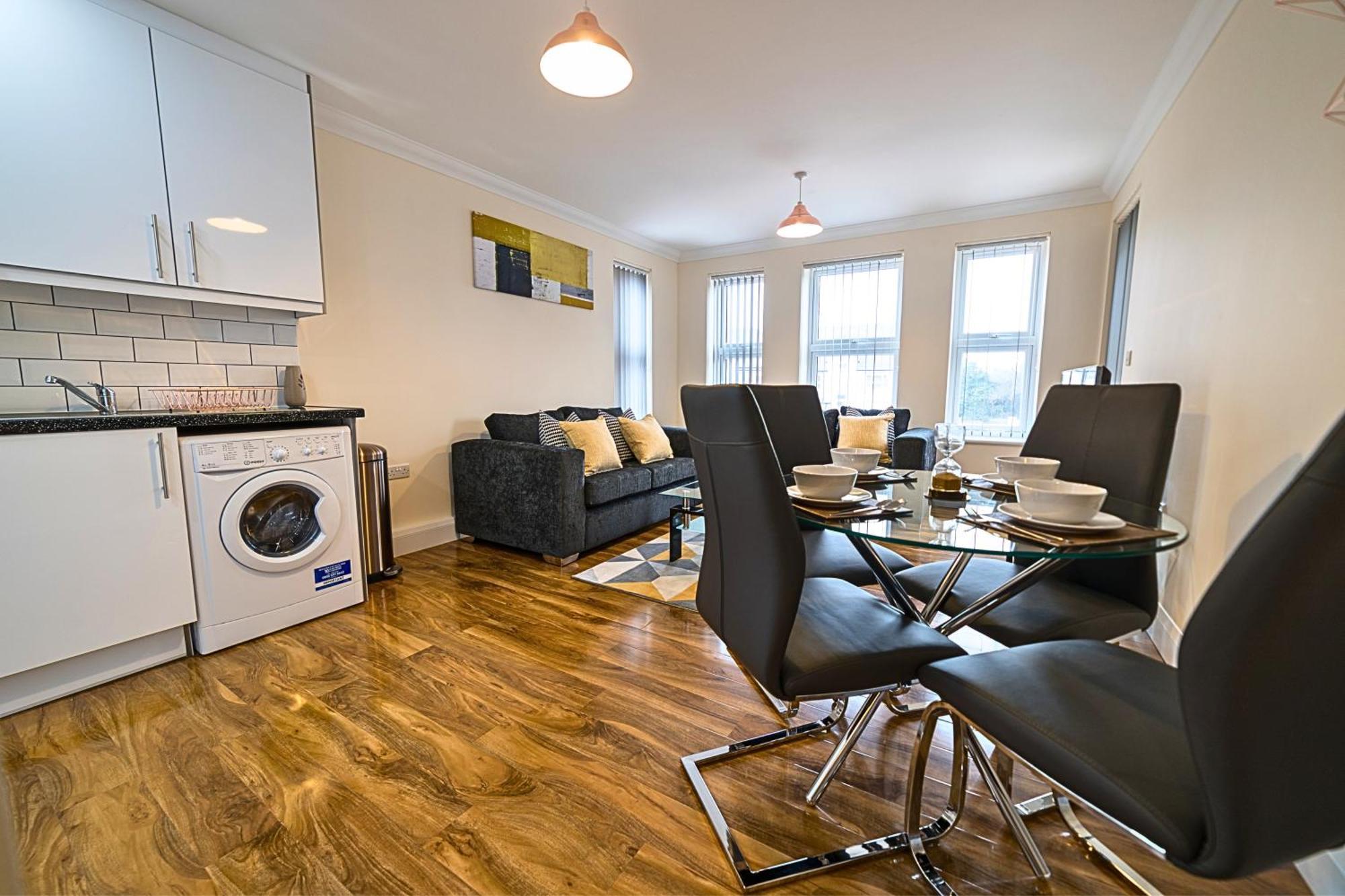 Heathrow Rare Find 2 Bedroom Plus 2 Bathroom Flat - Sleeps 6- Free Parking- Close To Heathrow Terminals-Quiet Development Stanwell Exterior photo