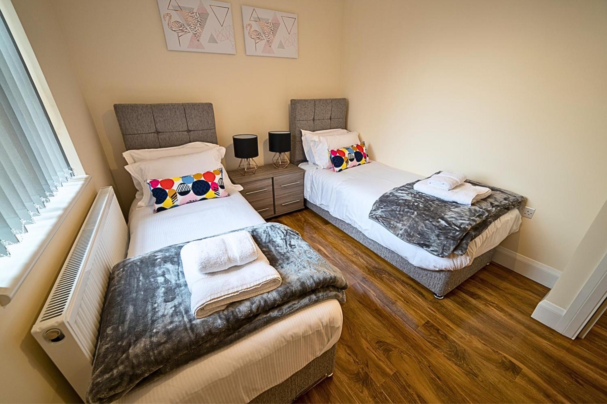 Heathrow Rare Find 2 Bedroom Plus 2 Bathroom Flat - Sleeps 6- Free Parking- Close To Heathrow Terminals-Quiet Development Stanwell Exterior photo