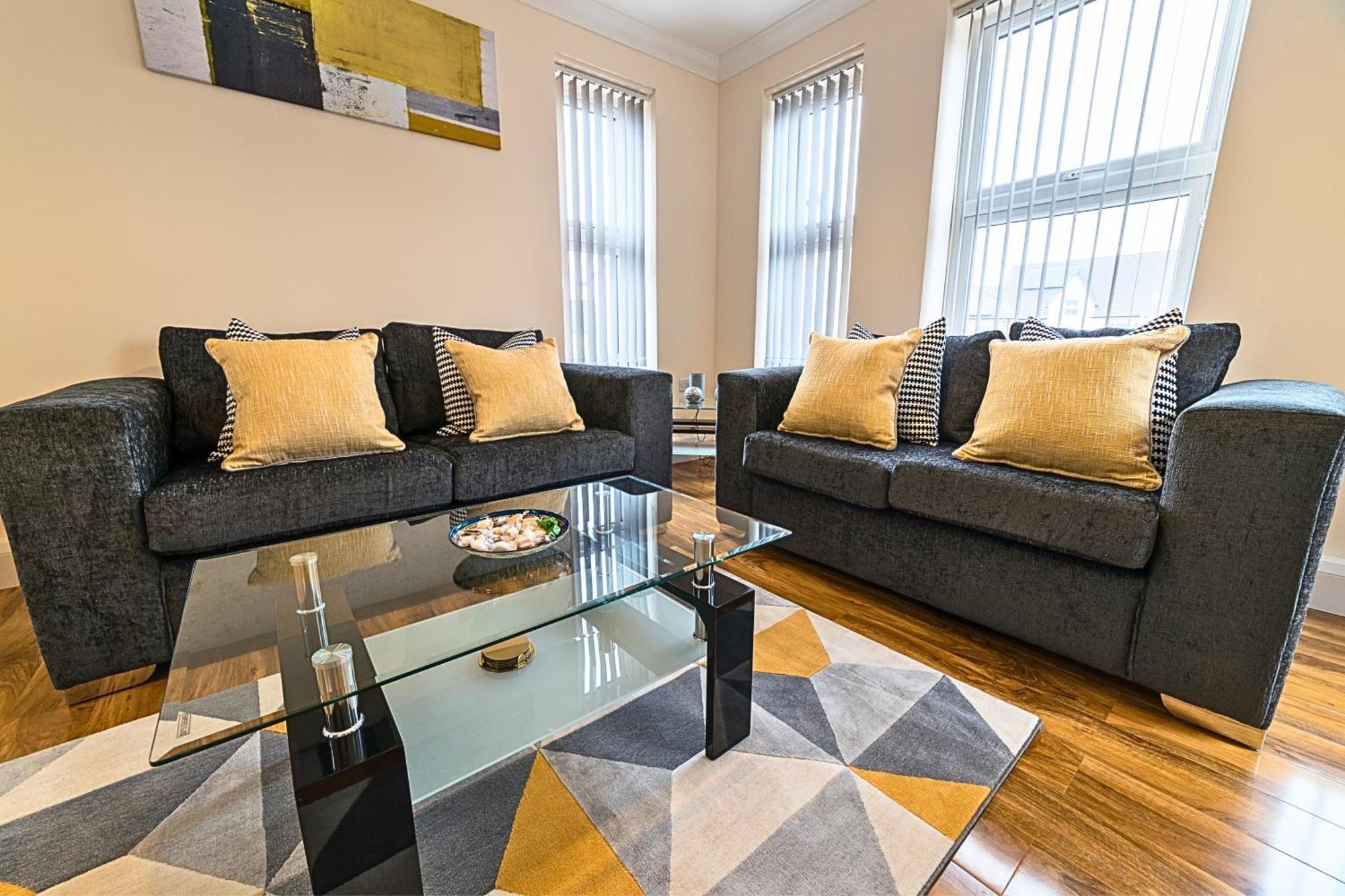 Heathrow Rare Find 2 Bedroom Plus 2 Bathroom Flat - Sleeps 6- Free Parking- Close To Heathrow Terminals-Quiet Development Stanwell Exterior photo