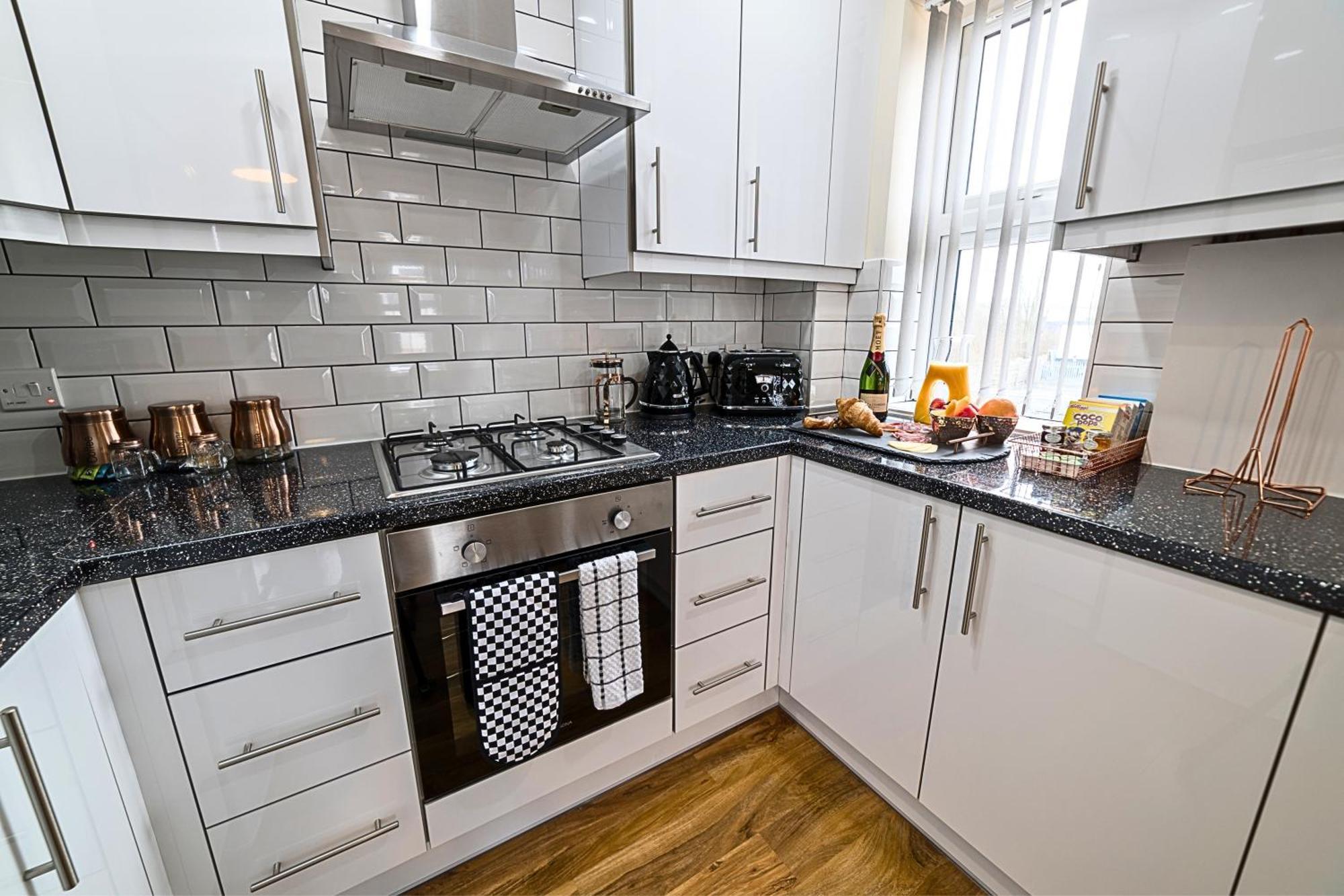 Heathrow Rare Find 2 Bedroom Plus 2 Bathroom Flat - Sleeps 6- Free Parking- Close To Heathrow Terminals-Quiet Development Stanwell Exterior photo