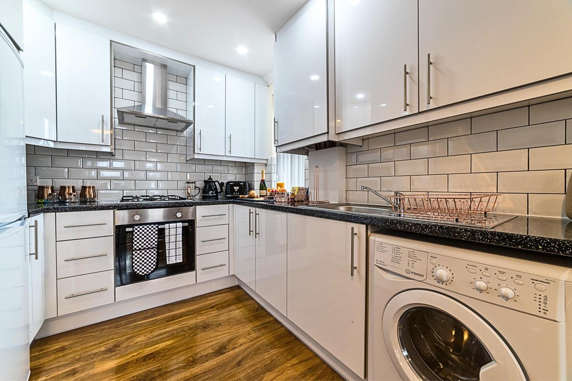 Heathrow Rare Find 2 Bedroom Plus 2 Bathroom Flat - Sleeps 6- Free Parking- Close To Heathrow Terminals-Quiet Development Stanwell Exterior photo